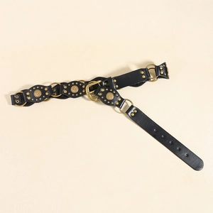 Détail de ceinture western en similicuir avec anneaux dorés et rivets floraux rétro
