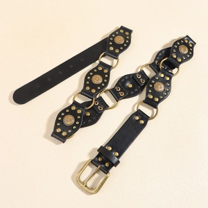 Détail de la ceinture en cuir PU style cow-boy avec rivets et motifs de soleil vintage
