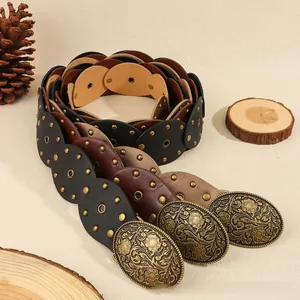 Détail de ceintures bohèmes vintage en similicuir avec clous et boucles à fleurs ciselées