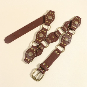Détail d'une ceinture vintage en cuir PU marron avec clous tournesol et boucle western
