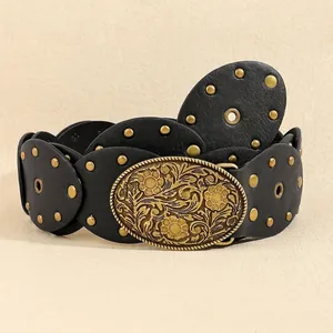 Détail de ceinture Y2K en similicuir avec boucle florale en laiton et rivets dorés