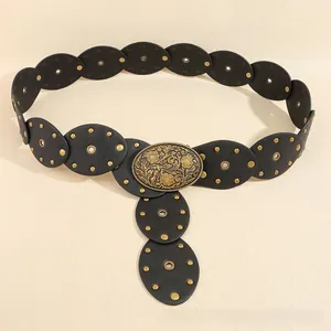 Détail de la ceinture en cuir PU noir avec rivets en bronze et boucle florale gaufrée