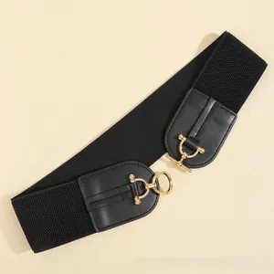 Detail eines schwarzen breiten elastischen Gürtels mit goldener Ringschnalle im Vintage-Stil