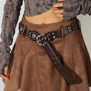 Détail d'une ceinture en cuir PU marron foncé avec rivets et boucles métalliques style western
