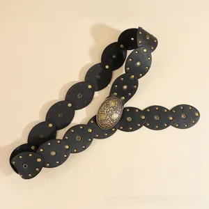 Détails de la ceinture bohème en cuir noir avec découpes ovales et boucle en laiton