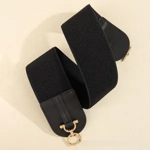 Detail eines schwarzen elastischen Damen-Taillengürtels mit eleganter goldener Rundhakenschnalle