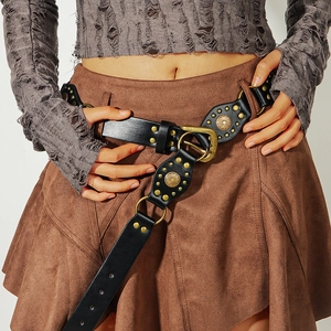Détail de ceinture en cuir PU avec clous en laiton vintage et anneaux à motifs floraux