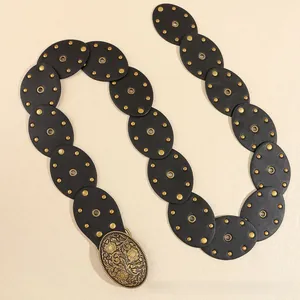 Détail de la ceinture vintage Y2K en similicuir avec boucle florale en bronze et clous