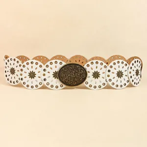 Dettaglio della cintura bohémien con fibbia in bronzo vintage e borchie in metallo