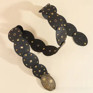 Détails d'une ceinture vintage Y2K en PU noir avec boucle fleurie et rivets en métal