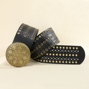 Détail de la ceinture noire large avec œillets dorés et boucle ronde au style rétro