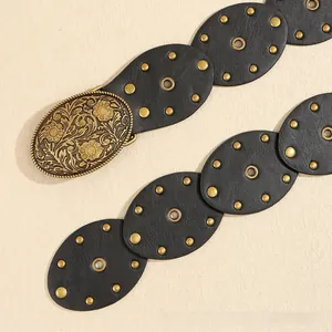 Détail de la ceinture vintage Y2K en similicuir avec rivets dorés et boucle en métal gravée