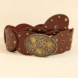 Détail d'une ceinture vintage en cuir PU marron avec rivets et boucle en métal