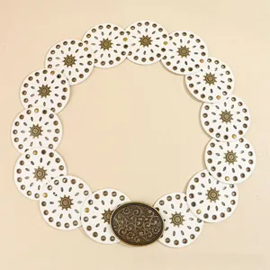Dettaglio della cintura boho bianca con borchie in metallo e fibbia in bronzo ornata