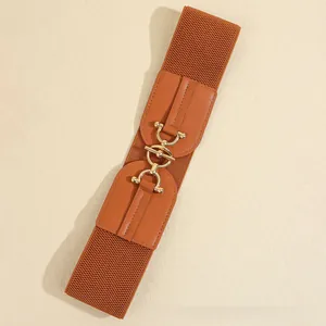 Detail eines elastischen Taillengürtels in Karamell mit goldener Schnalle und Leder