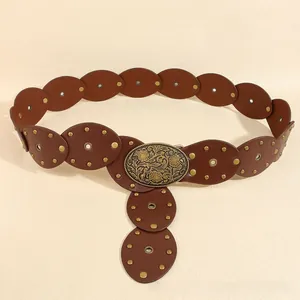 Vue détaillée de la ceinture vintage Y2K en cuir PU marron avec boucle florale en bronze