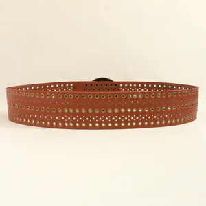 Vue détaillée d'une ceinture en cuir PU marron avec œillets métalliques et découpes laser