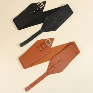 Detail von breiten elastischen Taillengürteln in Schwarz und Braun mit goldener Schnalle