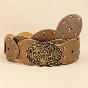 Détail d'une ceinture vintage en cuir PU avec rivets et boucle florale sculptée