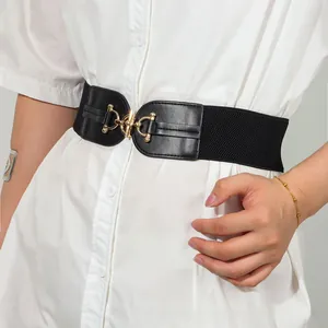Nahaufnahme der schwarzen elastischen Taillengürtel mit goldener Metallschnalle am Kleid