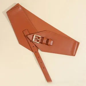 Detail eines dunkelbraunen elastischen Taillengürtels mit Kunstleder und Metallschnalle