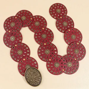 Cintura boho in pelle rossa con borchie metalliche e fibbia in metallo a sbalzo
