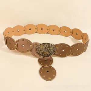 Détail de ceinture vintage en cuir PU marron avec rivets décoratifs et boucle florale