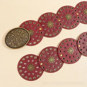 Macro della cintura bohémien con fibbia in bronzo a rilievo e motivi floreali barocchi