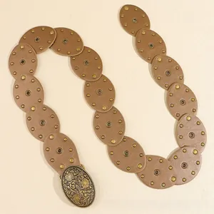 Gros plan détaillé d'une ceinture vintage Y2K en similicuir avec patchs et boucle fleurie