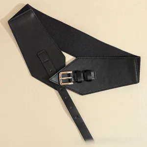 Detailansicht eines schwarzen elastischen Korsettgürtels mit Leder und Gold-Schnalle