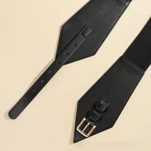 Detail eines schwarzen PU-Leder-Korsettgürtels mit einer polierten Goldlegierungsschnalle