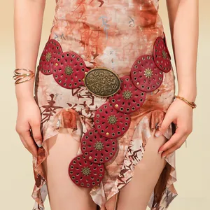 Dettaglio della cintura boho con ritagli bordeaux e fibbia ovale in bronzo antico