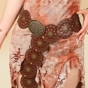 Dettaglio della cintura vintage bohémien con dischi in pelle marrone e fibbie metalliche