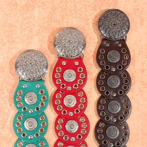 Detail van bohemien leren riemen met mandala metalen gespen in drie levendige kleuren