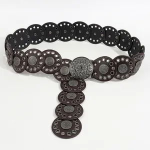 Detail van Boheemse riem met vintage metalen gesp en ronde leren patches ontwerp