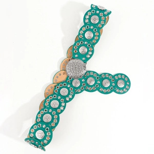 Detail van groenblauwe lederen riem met zilveren klinknagels en vintage metalen gesp