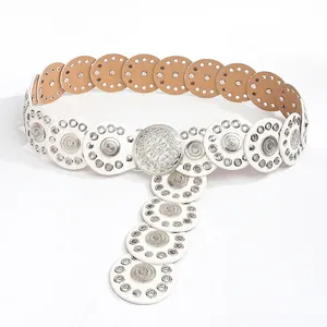 Detail van witte lederen schijf riem met vintage zilveren bohemien metalen gespen