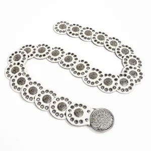 Dettaglio cintura bohémien in pelle bianca con fibbia mandala vintage e occhielli argentati