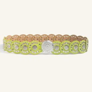 Detail van boheemse limoengroene lederen riem met zilveren mandala gesp en metalen ogen