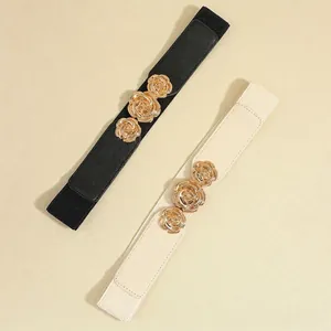 Detailansicht der elastischen Taillengürtel mit goldenen Rosen-Schnallen in Schwarz und Beige