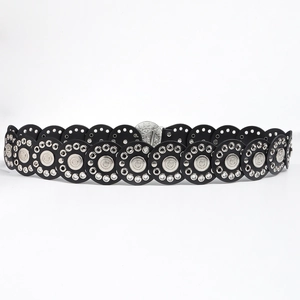 Detail van bohemien riem met zwarte lederen schijven en vintage zilveren zonnestraal studs