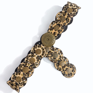 Detail van de bohemian luipaardprint riem met vintage bronzen mandala metalen gespen