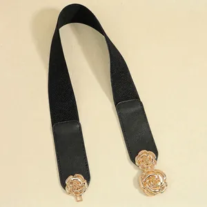Detail eines schwarzen elastischen Taillengürtels mit goldener Dreifach-Rosenschnalle