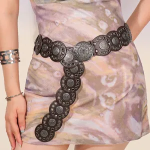Detailweergave van Boheemse donkerbruine taille riem met vintage metalen gesp op model