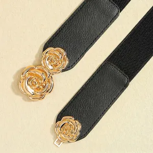 Nahaufnahme der goldenen Rosenschnalle mit schwarzem Leder und elastischem Gürtel