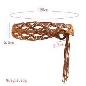Ceinture tressée bohème avec perles en bois et pompons montrant les dimensions de 128 cm