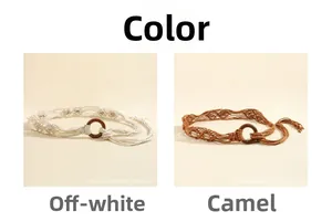 Détail de ceintures tressées bohèmes en beige et camel avec boucles en bois