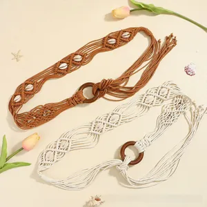 Gros plan sur une ceinture tressée bohème avec coquillages naturels et boucle ronde