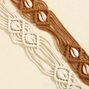 Détail des ceintures en macramé tressé avec coquillages cauris en crème et beige