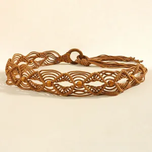 Détail de la ceinture tressée bohème avec maille losange et perles décoratives en bois naturel